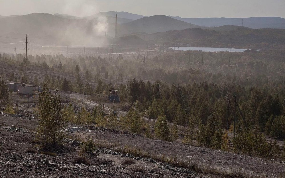 Вид на город Карабаш в Челябинской области с подножья Поклонной горы. Фото: Влад Докшин / «Новая газета»