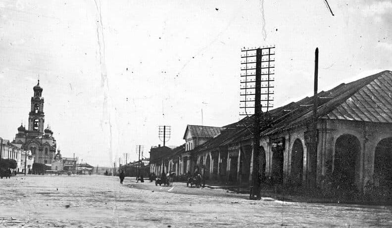 Уктусская улица. Справа — старый Гостиный двор до пожара 1902 года. Фото: PastVu