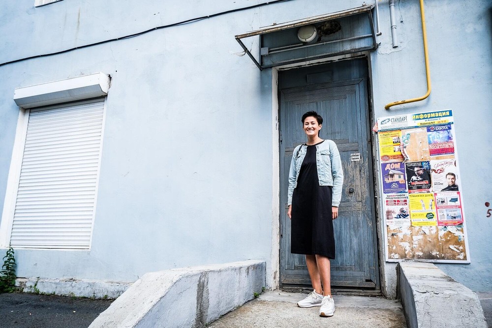 Надежда Абакумова во дворе дома на Малышева, 10. Фото: Саша Зубковский / It's My City