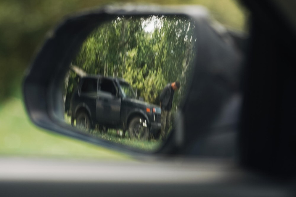 Охранники перед шлагбаумом