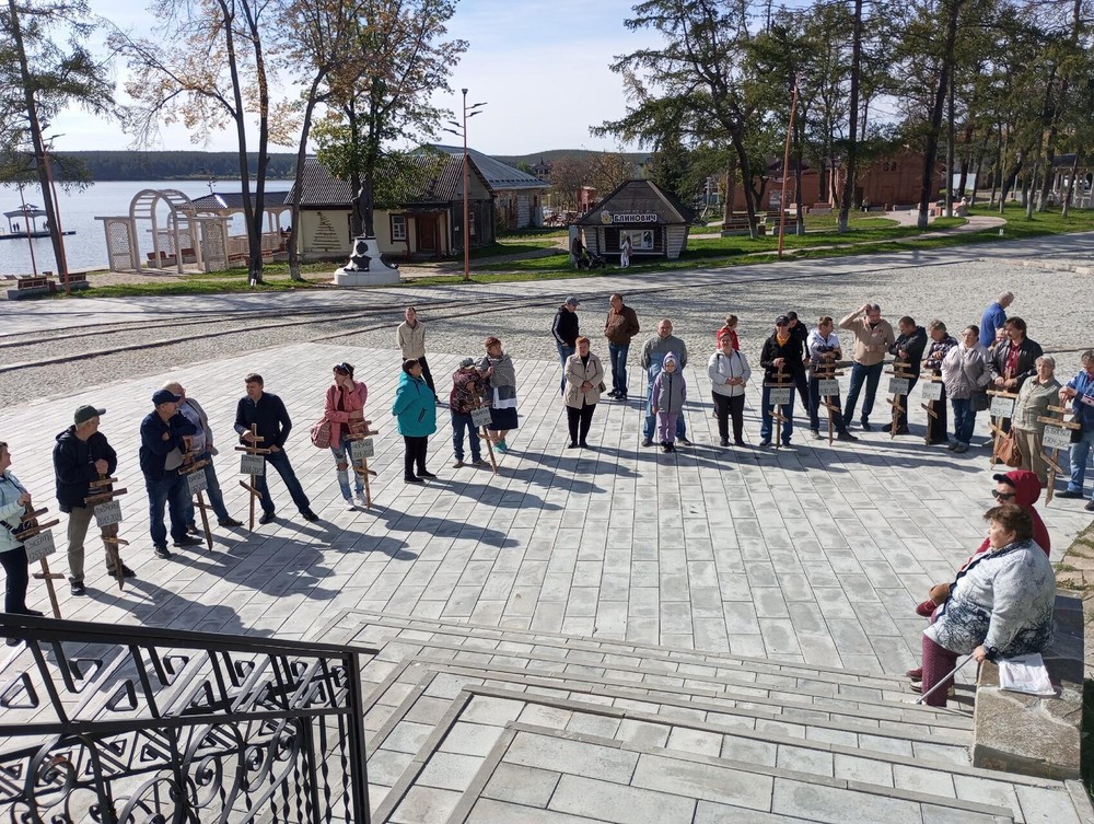 Жители Сысерти на первом протесте против мусорного полигона осенью 2023 года. Фото: газета «Сысертская неделя»