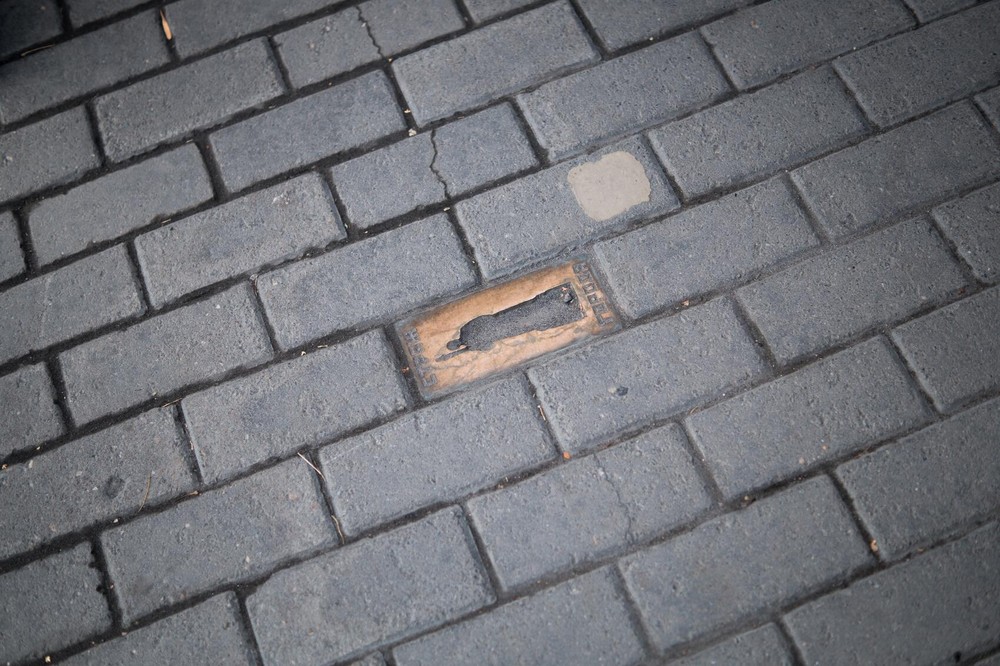 Пример интервенции: работа Сергея Лаушкина «Страж города» с&nbsp;памятником революционеру Ивану Малышеву и&nbsp;силуэтом взорванной телебашни позади него