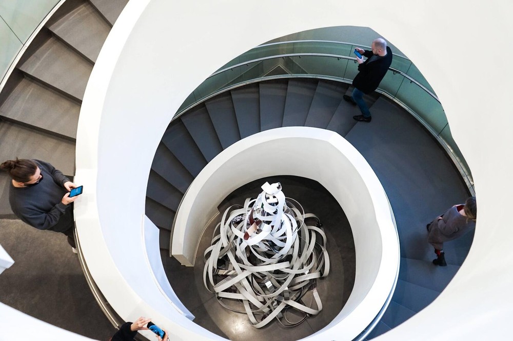 Елка у винтовой лестницы из афиш, напечатанных на ПВХ. Фото: Арина Томашова / It's My City