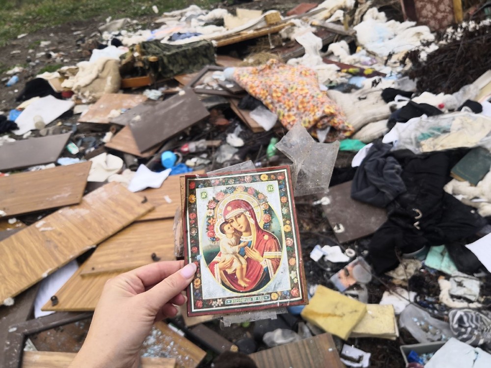 Несанкционированная свалка в поселке Прогресс. Фото предоставлено Александрой Лопатой