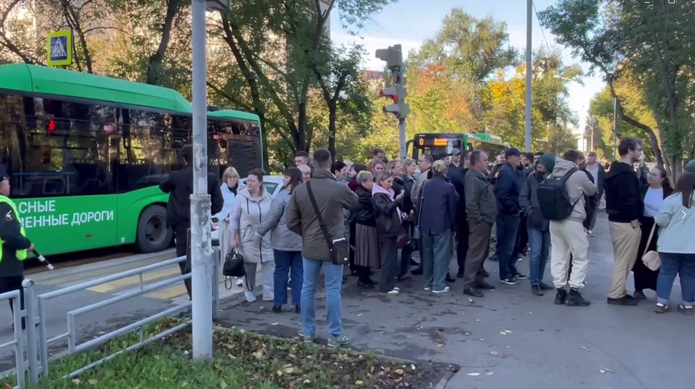 Очередь из избирателей у школы №62 и автобусы, на которых их привозили. Скриншот видео читателя It's My City