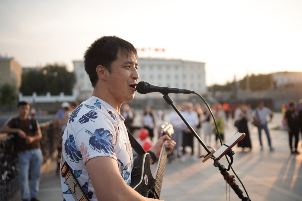 Бека во время выступления на Плотинке. Фото: It’s My City / «Поле зрения»